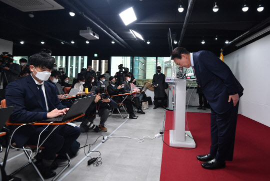 윤석열 국민의힘 대선후보가 5일 오전 서울 여의도 국민의힘 당사에서 열린 선거대책위원회 쇄신 관련 기자회견에서 인사하고 있다.<국회사진기자단·연합뉴스>